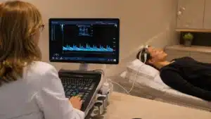 Paciente realizando Doppler Transcraniano com microbolhas para pesquisa de shunt direita-esquerda