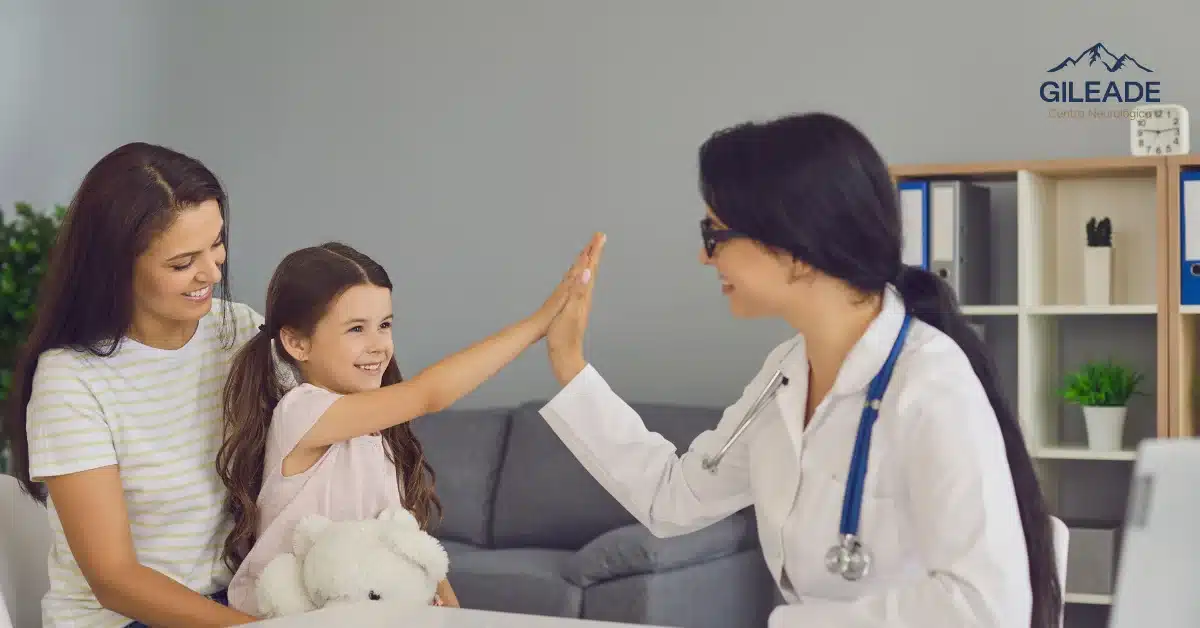 Quando procurar o Clínico Geral: médica atendendo criança acompanhada da mãe em consulta de Clínica Médica.