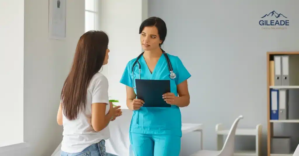 Quando procurar um clínico geral: médica avaliando paciente durante consulta.